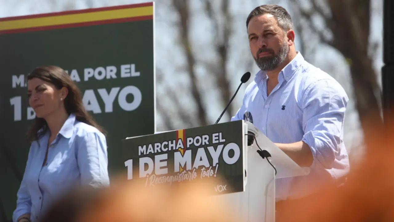 <p> El presidente nacional de Vox, Santiago Abascal, y la candidata de Vox en Andaluc&iacute;a, Macarena Olona, en el acto celebrado en C&aacute;diz el 1 de mayo - Nacho Frade - Europa Press </p>