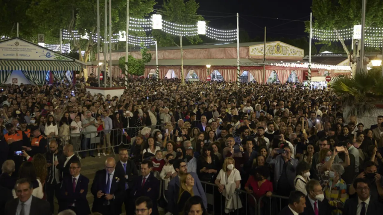 <p> Mucha gente se agolpa alrededor de la portada para ver el alumbrado durante el arranque de la Feria de Abril tras dos a&ntilde;os sin celebrarse por el Covid-19 en la Real de la Feria, a 30 de abril de 2022 en Sevilla (Andaluc&iacute;a, Espa&ntilde;a) - Joaquin Corchero - Europa Press </p>
