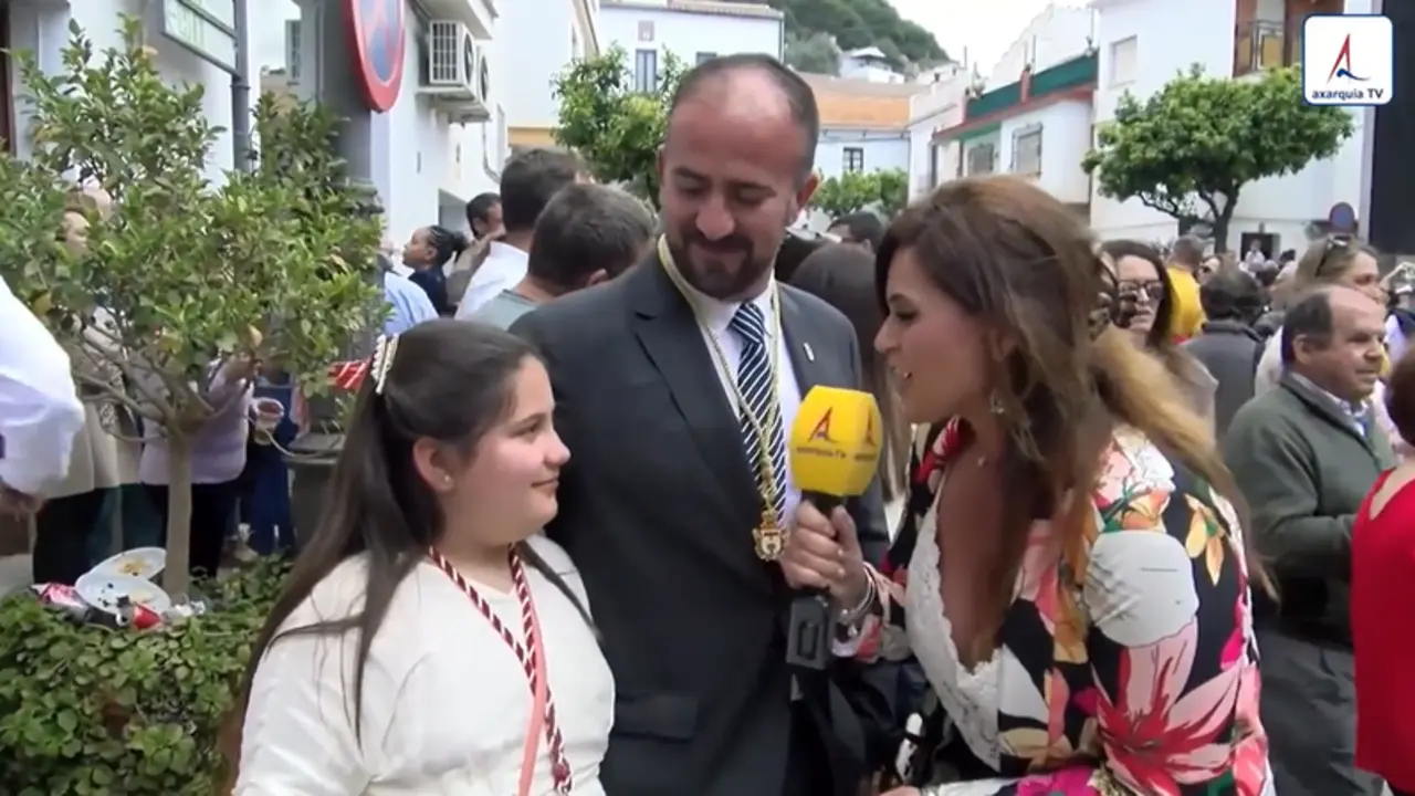 <p> Sof&iacute;a en la entrevista para la televisi&oacute;n local sobre las fiestas de su pueblo. Fuente: Twitter </p>