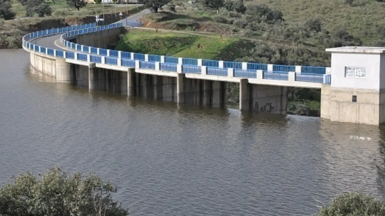 <p> Embalse cordob&eacute;s de La Colada </p>