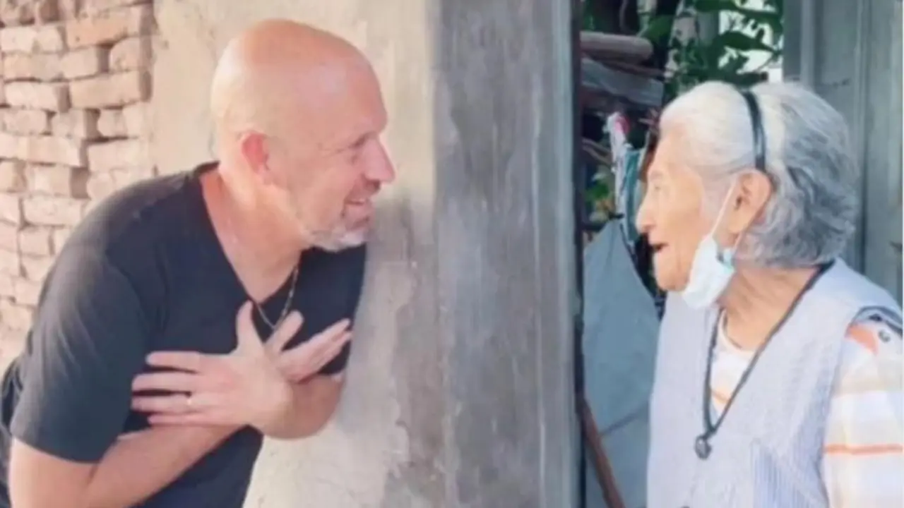 <p> Juan Jonsson y su ni&ntilde;era Ana Jim&eacute;nez </p>