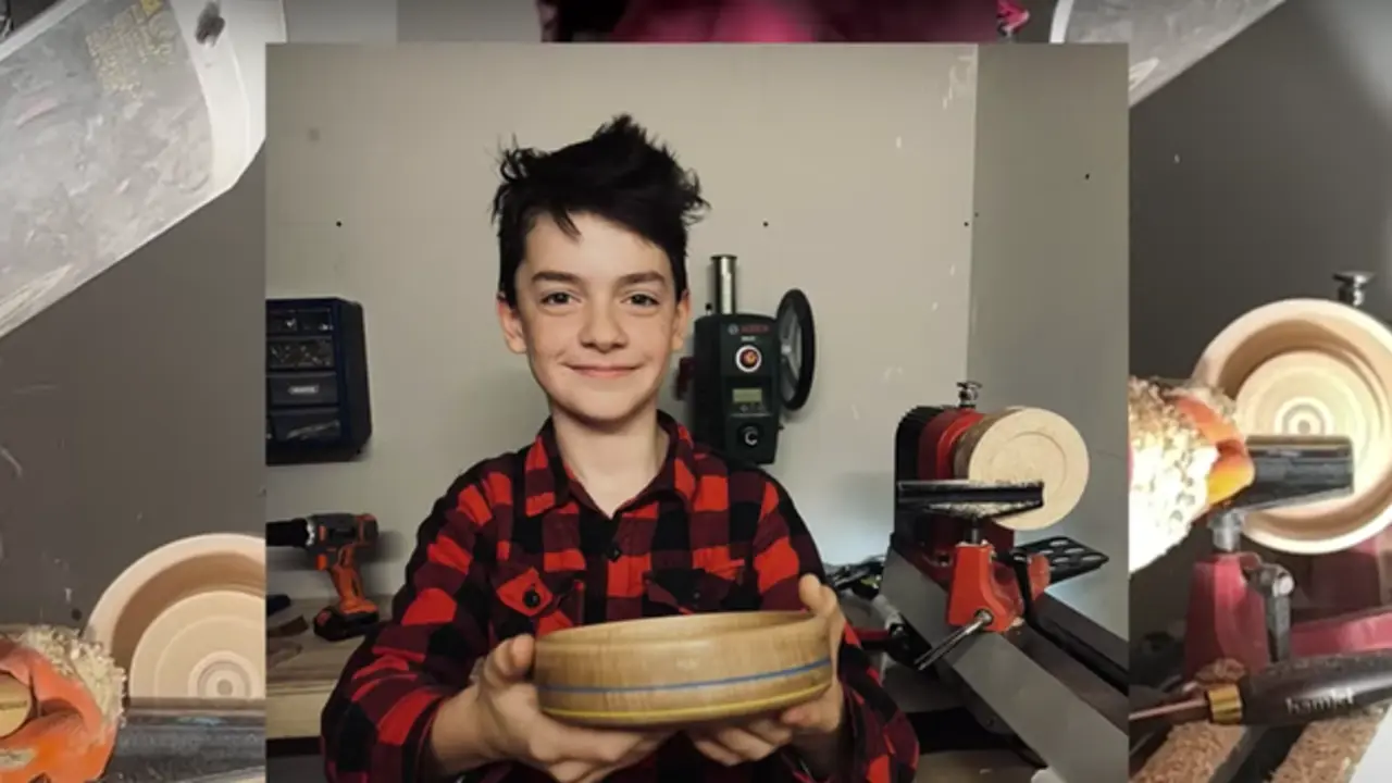 <p> Gabriel Clark con su cuenco hecho a mano. </p>