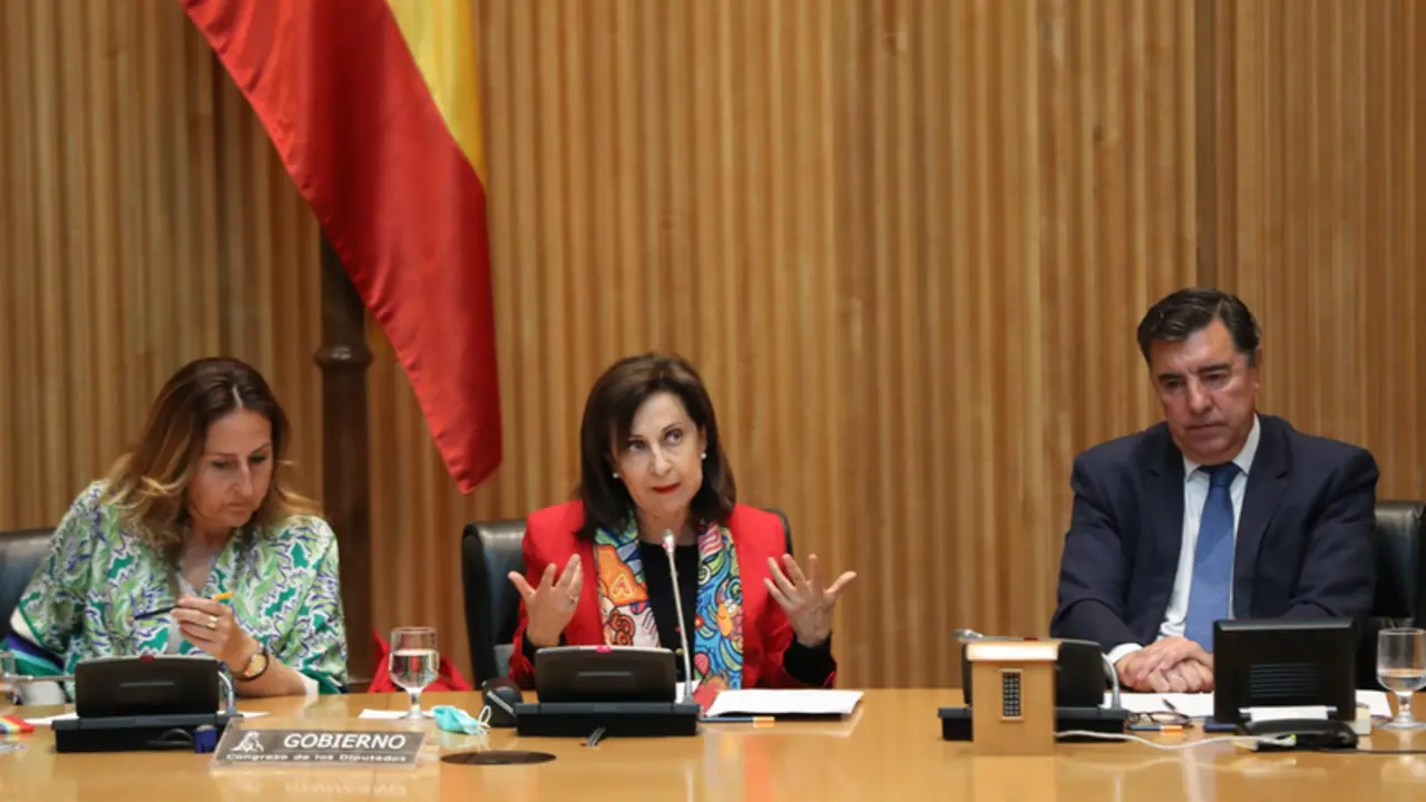 <p> La ministra de Defensa, Margarita Robles (c), en la Comisi&oacute;n de Defensa en el Congreso de los Diputados - Marta Fern&aacute;ndez Jara - Europa Press </p>