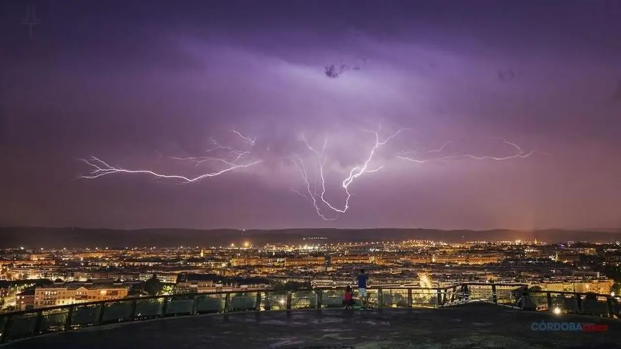 <p> Tormenta en Córdoba, vista desde el mirador del parque La Asomadilla - José León </p>