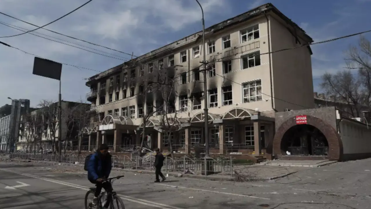 <p> Edificio incendiado en Mari&uacute;pol, Ucrania. Fuente: Europa Press </p>