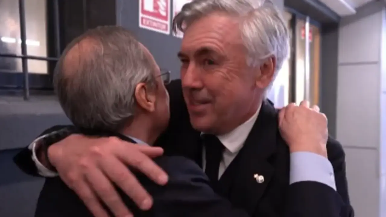 <p> El abrazo entre Ancelotti y Florentino P&eacute;rez </p>