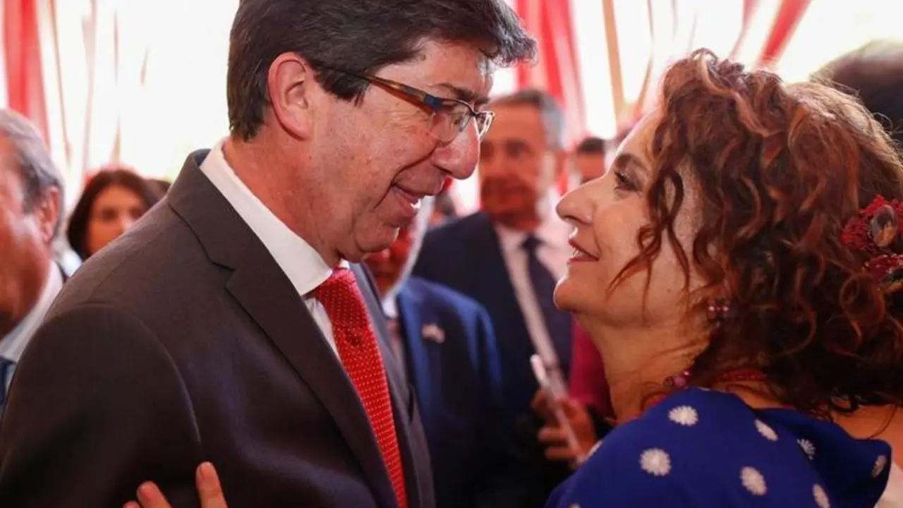 <p> El vicepresidente de la Junta de Andaluc&iacute;a y consejero de Turismo, Regeneraci&oacute;n, Justicia y Administraci&oacute;n Local, Juan Mar&iacute;n (d) saluda a la ministra de Hacienda en funciones, Mar&iacute;a Jes&uacute;s Montero en la caseta del Ayto. de Sevilla. Fuente: Europa Press </p>