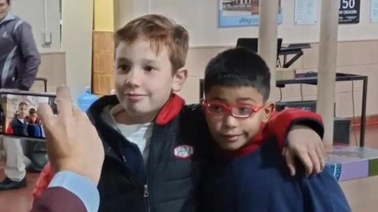 <p> La campa&ntilde;a de un ni&ntilde;o para comprar unas gafas a su compa&ntilde;ero. Foto v&iacute;a: Twitter @gabitocordobes </p>