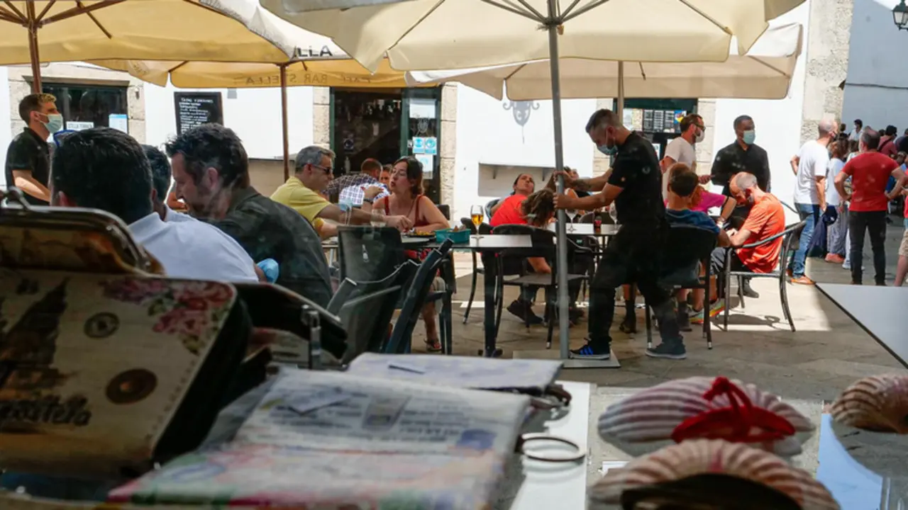 <p> Varias personas en la terraza de un restaurante - C&eacute;sar Arxina - Europa Press </p>
