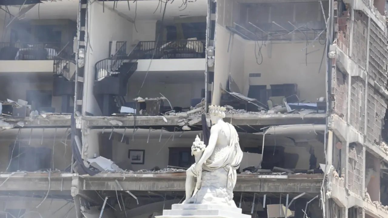 <p> Da&ntilde;os provocados por una explosi&oacute;n en el Hotel Saratoga de La Habana - JOAQUIN HERNANDEZ / XINHUA NEWS / CONTACTOPHOTO </p>