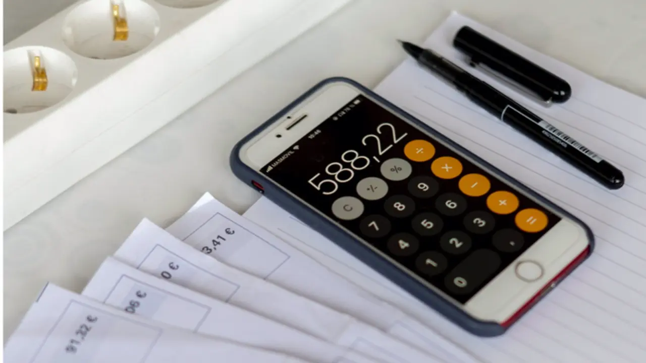 <p> Archivo - Una calculadora, una factura de la luz y una largadera - Alberto Ortega - Europa Press - Archivo </p>