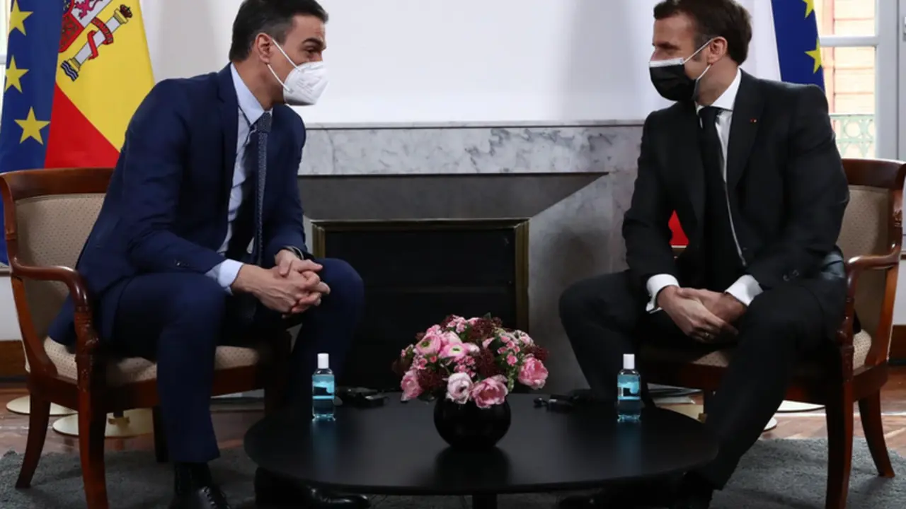 <p> Archivo - El presidente del Gobierno, Pedro S&aacute;nchez, y el presidente de la Rep&uacute;blica Francesa, Emmanuel Macron. - Moncloa - Archivo </p>