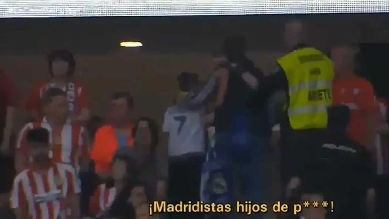 <p> El padre e hijo madridistas siendo insultados </p>