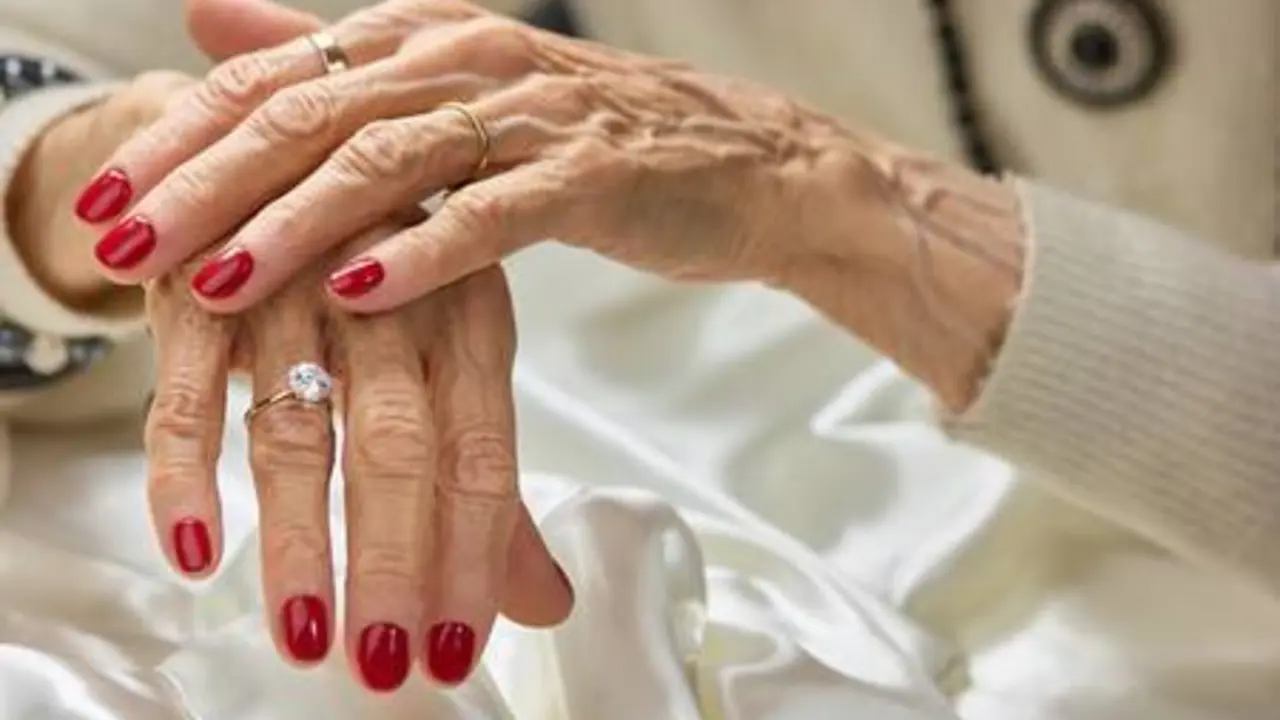 <p> Primer plano de las manos de una anciana. - 123RF </p>