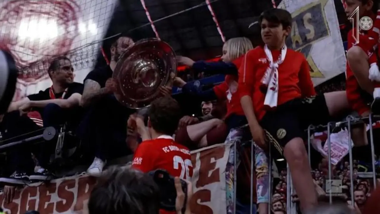 <p> M&uuml;ller cediendo la ensaladera a la afici&oacute;n </p>