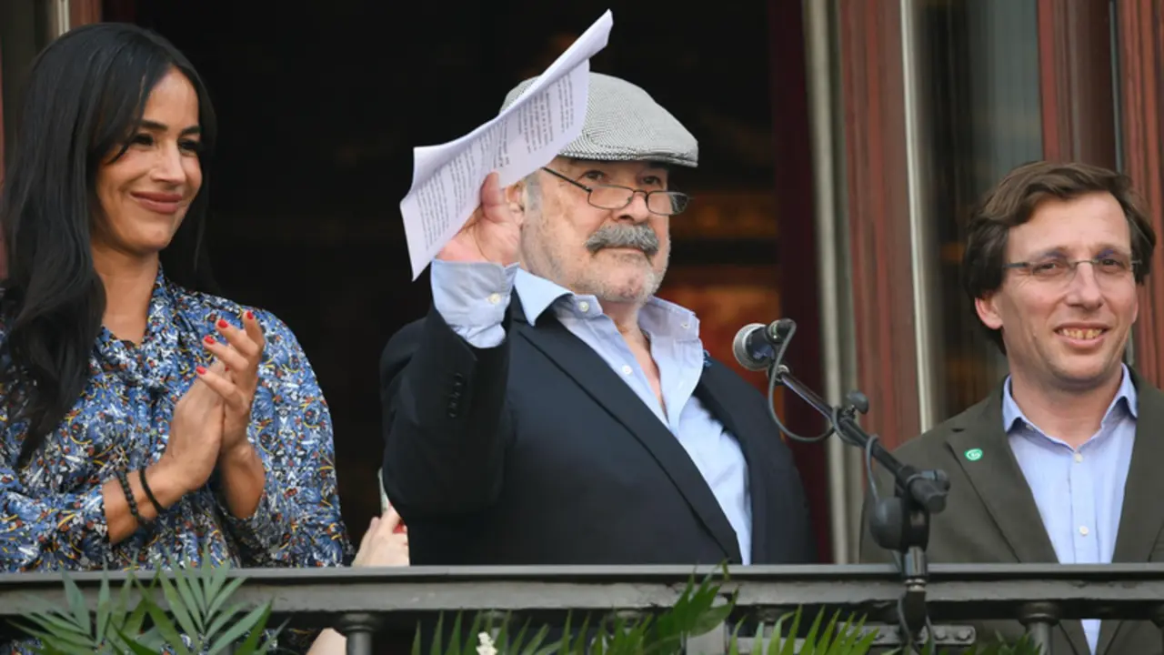 <p> La vicealcaldesa de Madrid, Bego&ntilde;a Villac&iacute;s, Antonio Resines y el alcalde de Madrid, Jos&eacute; Luis Mart&iacute;nez Almeida, durante la lectura del preg&oacute;n de las Fiestas de San Isidro 2022. - Jos&eacute; Oliva - Europa Press </p>