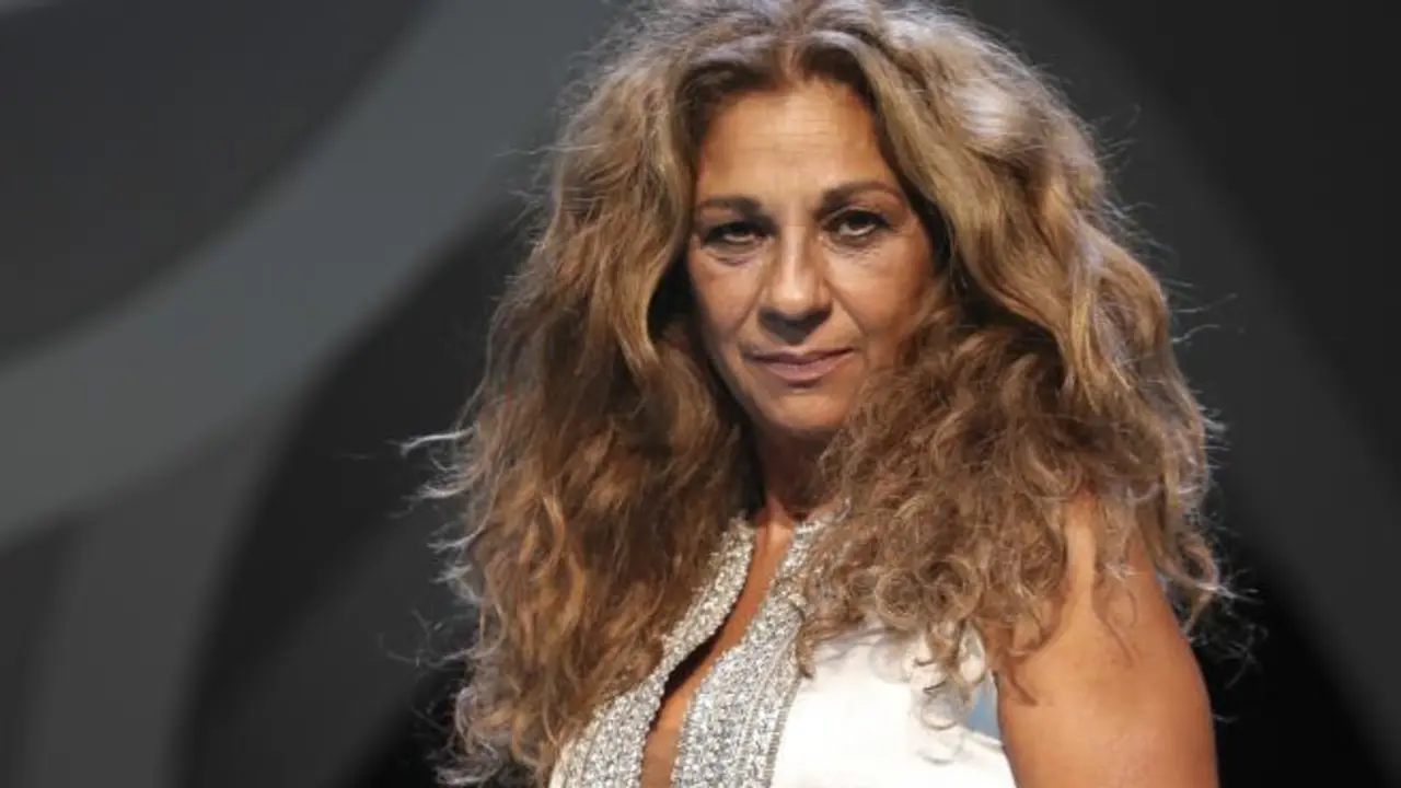 <p> Lolita Flores preocupaba estos d&iacute;as a sus seguidores tras publicar una serie de reflexiones en su cuenta de Instagram. Y es que, aprovechando la tranquilidad que brinda la madrugada, la cantante le ha cogido el gusto a compartir pensamientos en forma de enigm&aacute;ticas publicaciones que, como era de esperar, no han pasado desapercibidas, pues se ha visto obligada a contar la verdad.<br><br>Lolita Flores, asesora de Rosario Flores en 'La Voz Kids', se emociona en el programa.<br>Lolita lanza un enigm&aacute;tico mensaje en las redes: "Cuando intentan manipularte con una sutilidad que espanta"<br>El mensaje que m&aacute;s llam&oacute; la atenci&oacute;n de los usuarios fue el que la actriz lanz&oacute; el pasado martes. "As&iacute; se queda una, de cart&oacute;n cuando intentan manipularte con una sutilidad que espanta. En fin, debe ser el confinamiento que ha vuelto a algunas personas tan ilusas que se creen que pueden tratarnos como los tratan a ellos. Qu&eacute; equivocados est&aacute;is, amores m&iacute;os", escribi&oacute;.<br><br>Las palabras de la cantante despertaron curiosidad entre sus m&aacute;s de 450.000 seguidores, por lo que este jueves quiso aportar "tranquilidad" asegurando que se encuentra bien, aunque durante la cuarentena ha vivido alg&uacute;n que otro desenga&ntilde;o con personas de su entorno.  <br><br><br>"Aclaro esto porque hay preocupaci&oacute;n entre la gente que me aprecia de las cosas que escribo de madrugada, son sentimientos que expreso por situaciones que veo, que siento en mis propias carnes en todos los aspectos de la vida, laboral y personal, estoy divinamente", explic&oacute; antes de aclarar que no est&aacute; satisfecha "con cosas que est&aacute;n pasando en Espa&ntilde;a", aunque "con otras s&iacute;".<br><br>"Hay gente que en este confinamiento me ha fallado, pero me imagino que como a todos los mortales, de sue&ntilde;os no se vive, de ilusiones tampoco, yo tengo los pies sobre la tierra y mi edad me da la opci&oacute;n de hablar y decir lo que antes por la inmadurez no me atrev&iacute;a, siempre he sido clara", apunt&oacute; la cantante. <br><br>Lolita Flores.<br><br>Fuente: GTRES. </p>