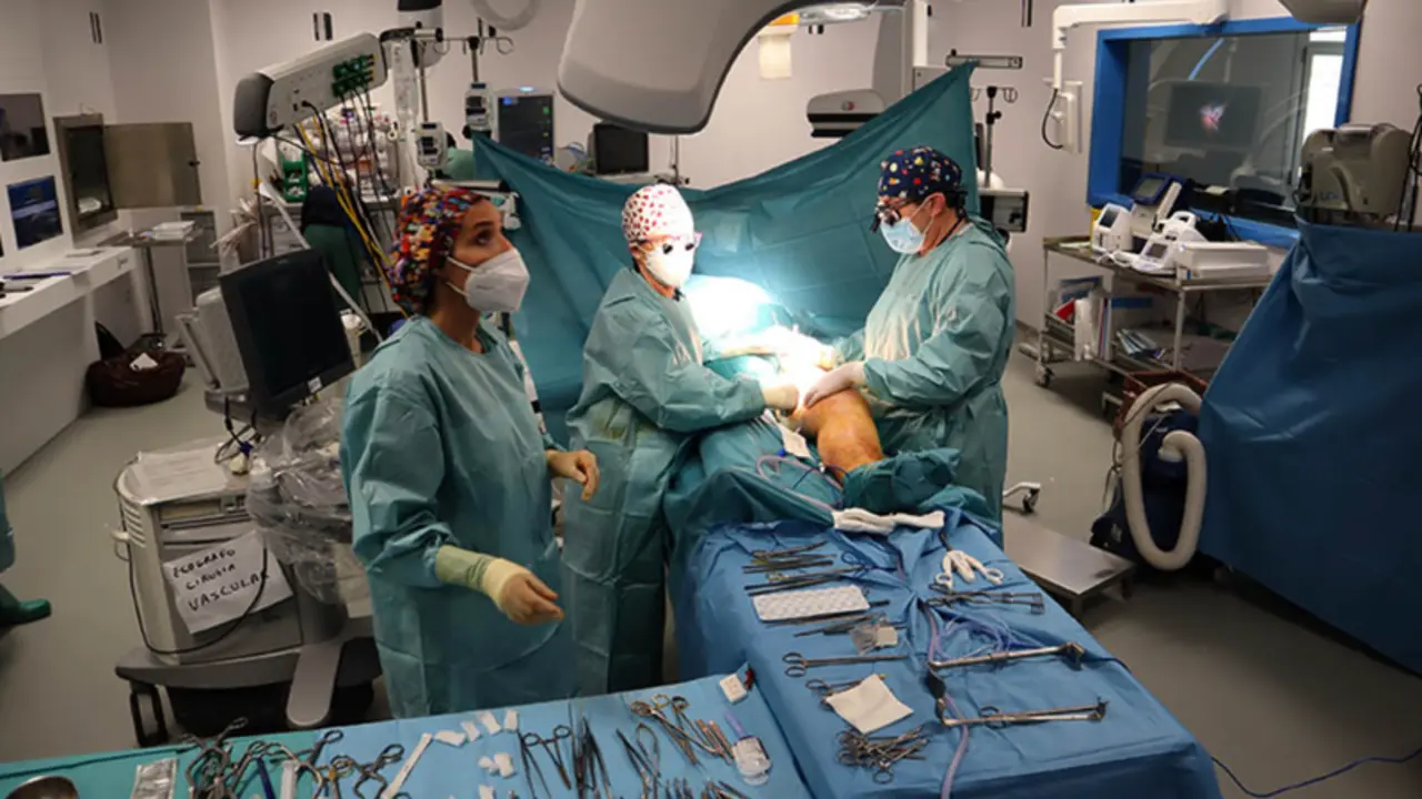 <p> El cirujano Jos&eacute; Patricio Linares inicia la intervenci&oacute;n. </p>