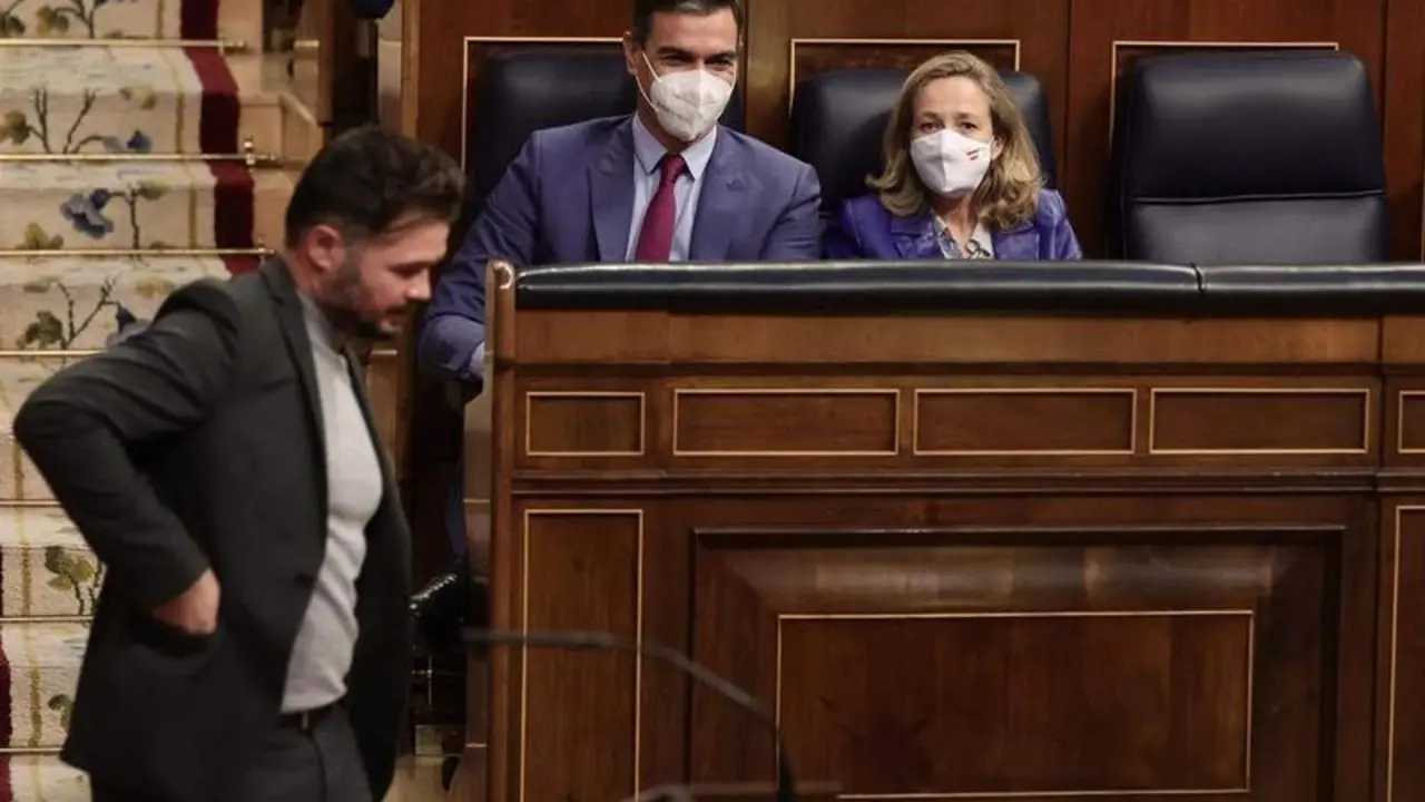 <p> El portavoz de ERC en el Congreso, Gabriel Rufi&aacute;n, pasa por delante del presidente del Gobierno, Pedro S&aacute;nchez, y la vicepresidenta primera del Gobierno, Nadia Calvi&ntilde;o </p>