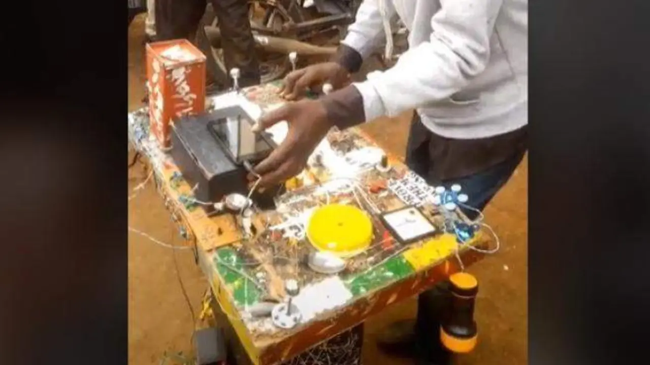 <p> El DJ que crea su propia mesa con objetos de reciclaje </p>