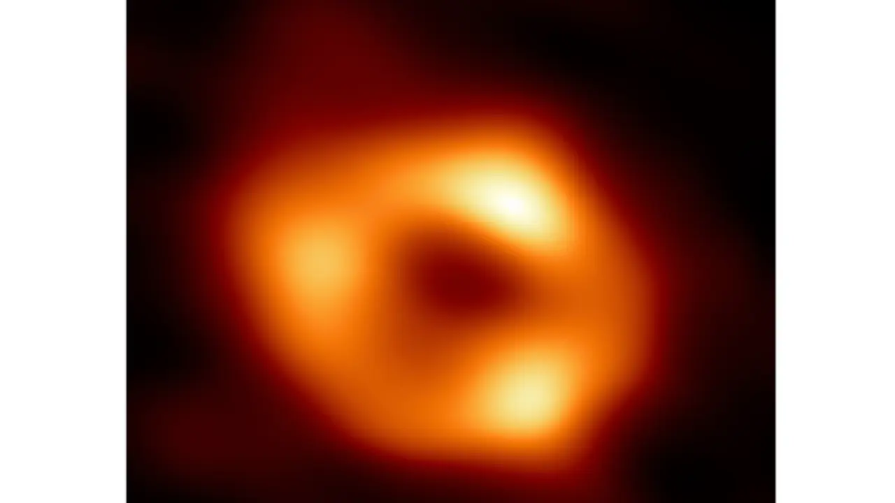 <p> Captada la primera imagen hist&oacute;rica del agujero negro del centro de la galaxia </p>