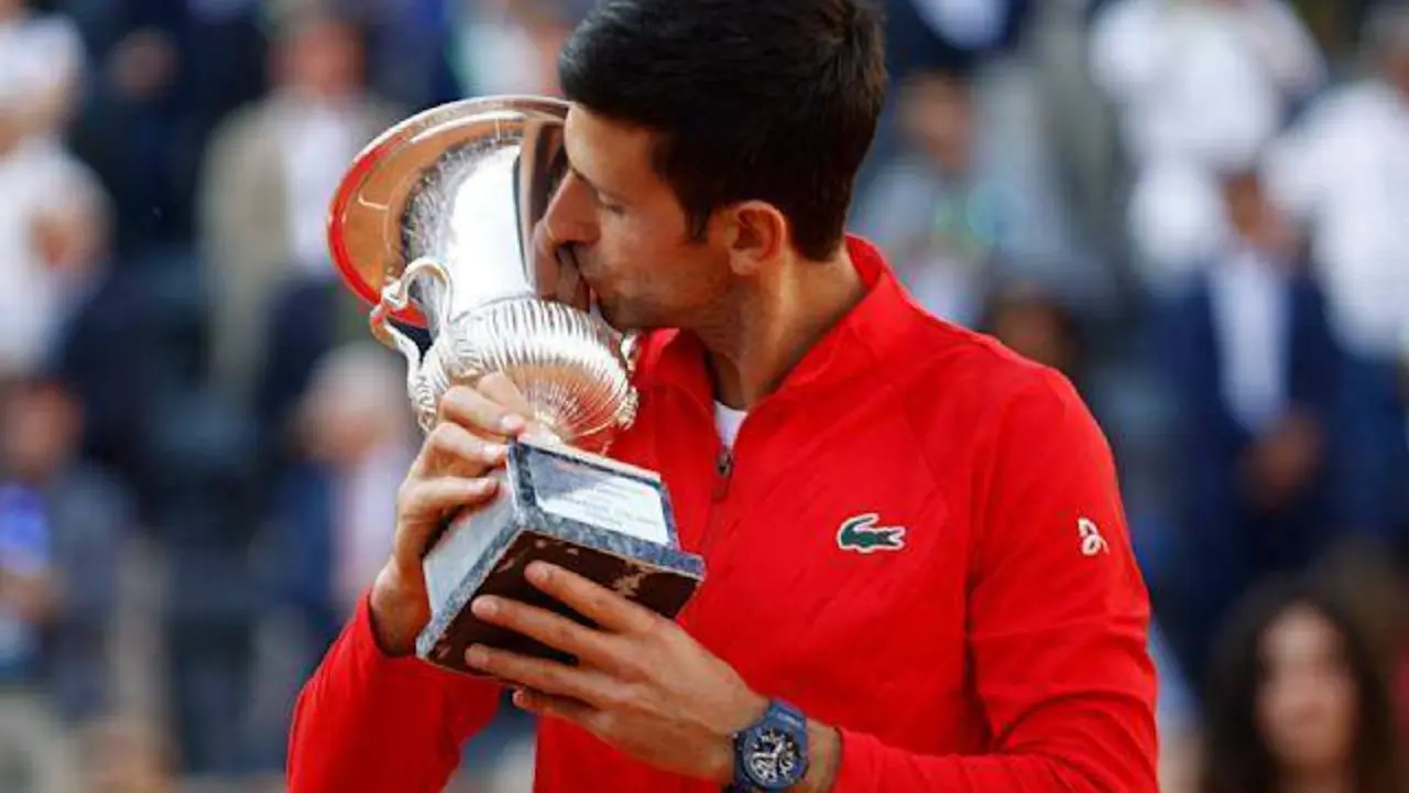 <p> Novak Djokovic con el trofeo del Masters 1.000 de Roma </p>