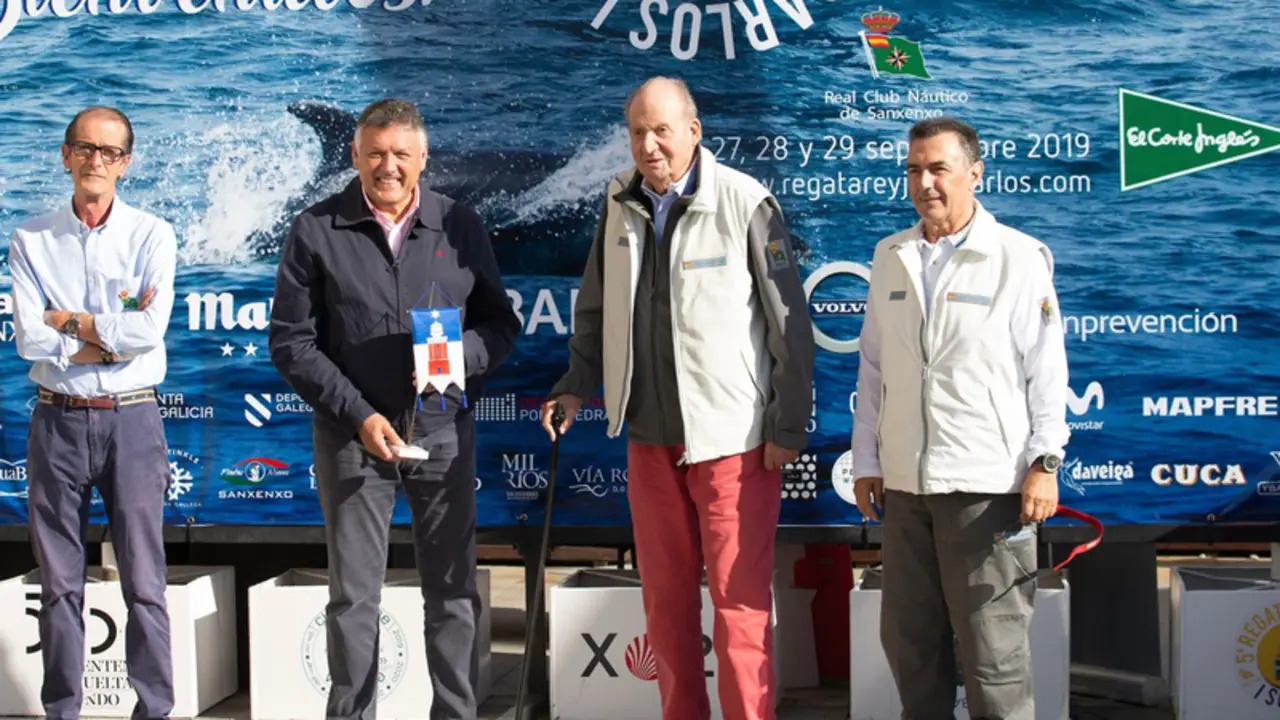 <p> Archivo - Fernando Casas - directivo del RCNS-, Telmo Mart&iacute;n -alcalde de Sanxenxo-, el Rey Don Juan Carlos y Pedro Campos - presidente del RCNS-. * Mar&iacute;a Mui&ntilde;a / Regata Rey Juan Carlos I - MAR&Iacute;A MU&Iacute;&Ntilde;A BY SAILINGSHOTS.ES - Archivo </p>