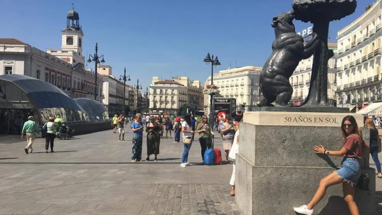 <p> Fotos de recurso de una turista haci&eacute;ndose fotos en la Puerta del Sol, en Madrid </p>