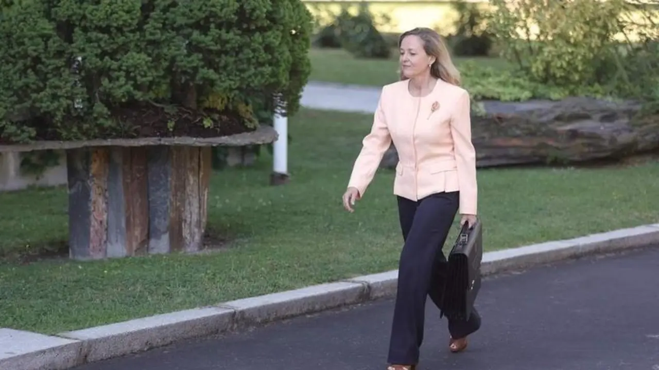 <p> La vicepresidenta primera del Gobierno y ministra de Asuntos Econ&oacute;micos, Nadia Calvi&ntilde;o, llega al Palacio de la Moncloa para participar en el primer Consejo de Ministros tras la remodelaci&oacute;n del Gobierno, a 13 de julio de 2021, en Madrid (Espa&ntilde;a). - Eduardo Parra - Europa Press </p>