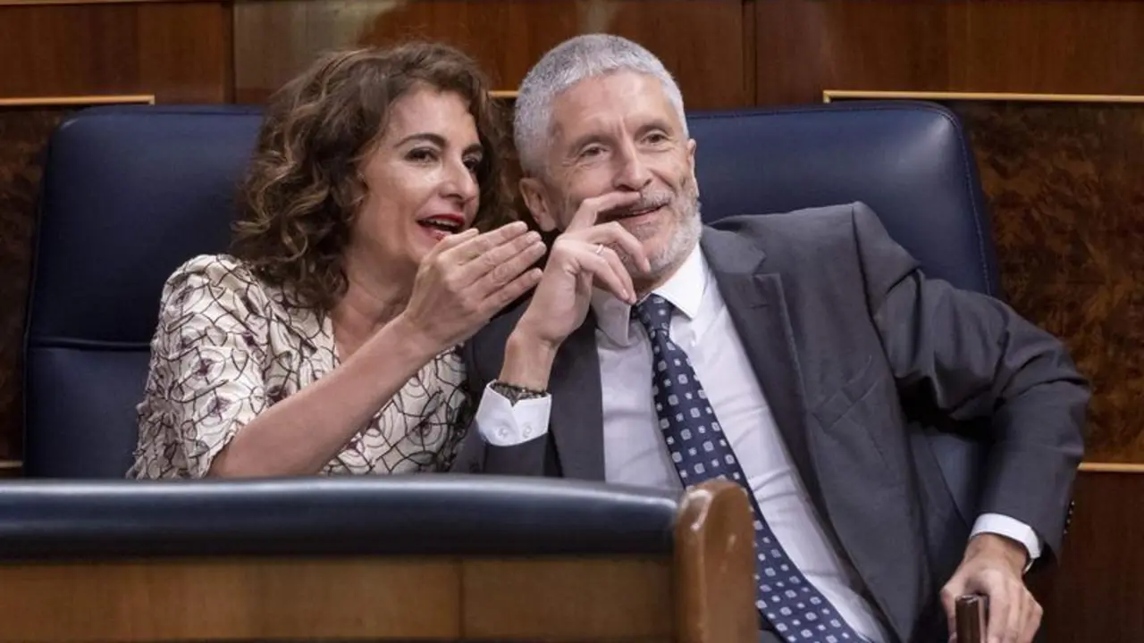 <p> La ministra de Hacienda, Mar&iacute;a Jes&uacute;s Montero, y el ministro del Interior, Fernando Grande-Marlaska, en una sesi&oacute;n plenaria, en el Congreso de los Diputados, a 18 de mayo de 2022, en Madrid (Espa&ntilde;a) </p>