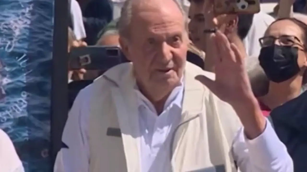 <p> El rey em&eacute;rito Juan Carlos I llega al club n&aacute;utico de Sanxenxo (Pontevedra) - CANAL 24 HORAS </p>