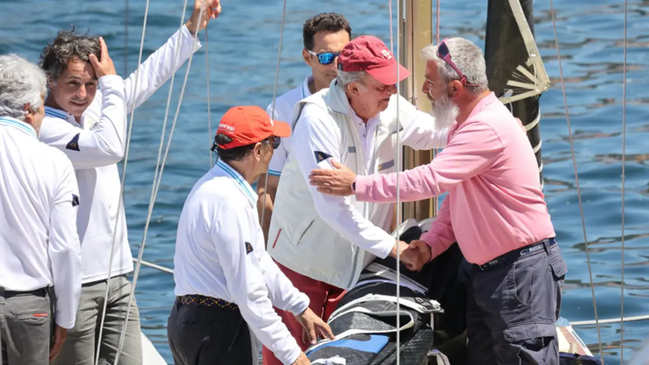 <p> El Rey Juan Carlos y Pedro Campos a su llegada a la embarcaci&oacute;n, a 20 de mayo de 2022, en Sansenxo (Espa&ntilde;a). - Ra&uacute;l Terrel - Europa Press </p>