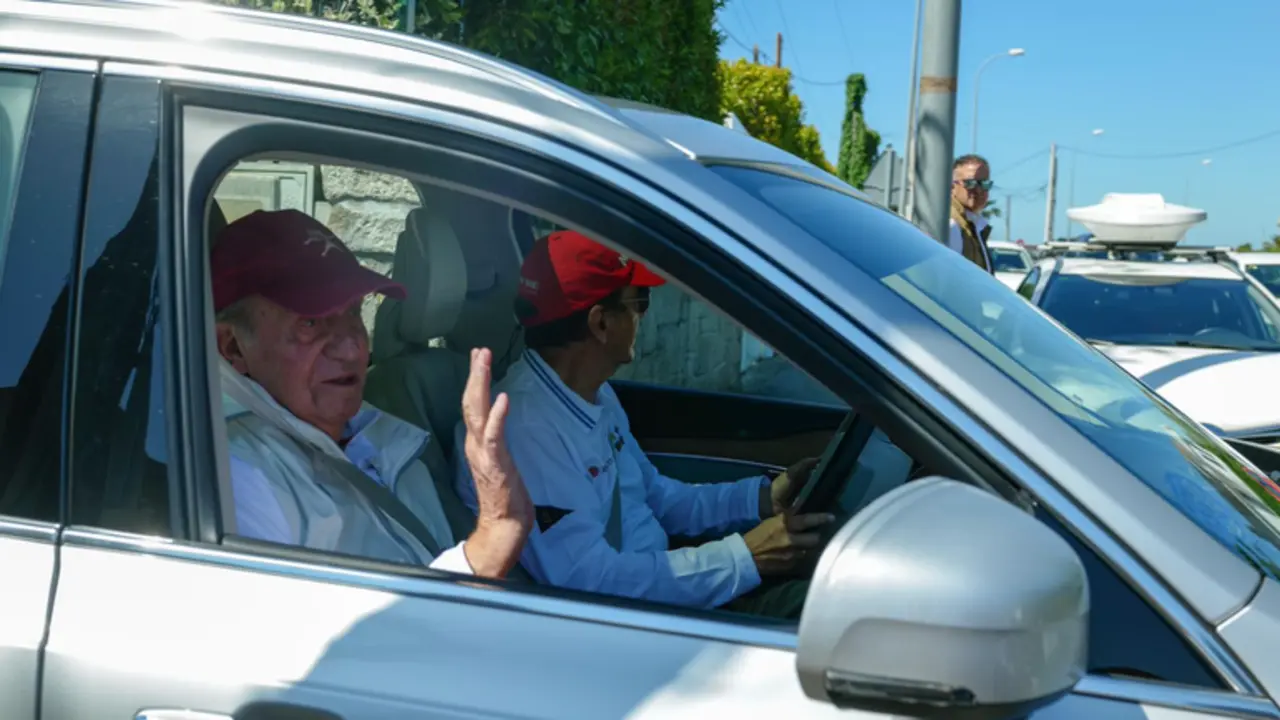 <p> El Rey em&eacute;rito Juan Carlos (i) y el presidente del Real Club N&aacute;utico de Sanxenxo y amigo del monarca, Pedro Campos, salen en un veh&iacute;culo del domicilio de Campos tras su visita al Na&uacute;tico de Sanxenxo, a 20 de mayo de 2022, en Sanxenxo, Pontevedra - Gustavo de la Paz - Europa Press </p>