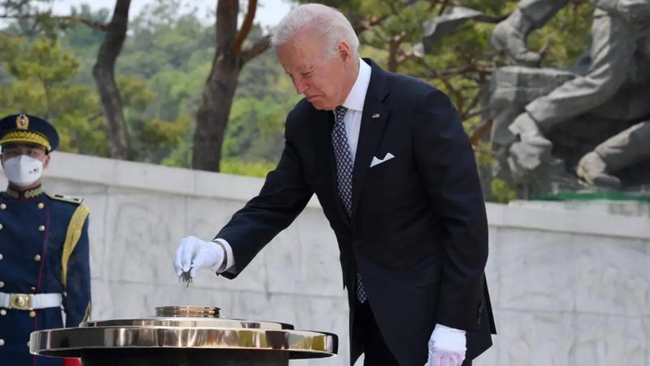 <p> Joe Biden, presidente de Estados Unidos, en un cementerio de Se&uacute;l </p>