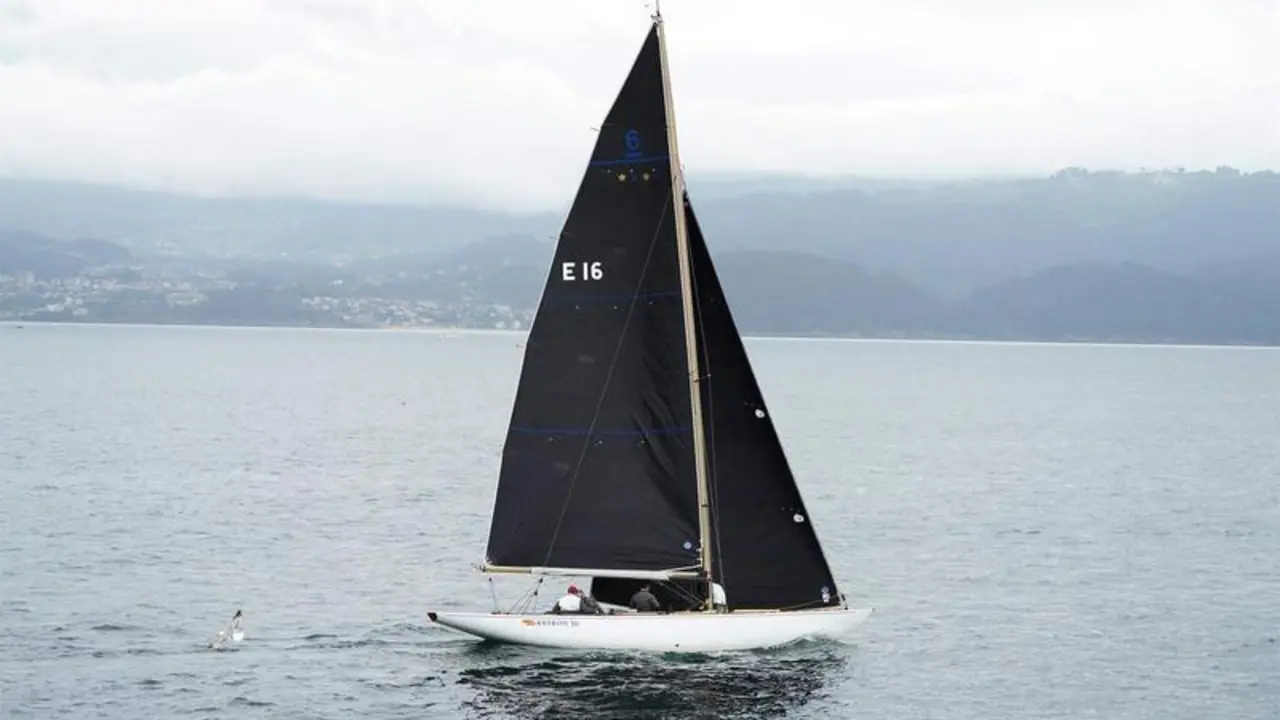 <p> El Rey em&eacute;rito Juan Carlos (i) a bordo del Brib&oacute;n en la clausura de la 3&ordf; Regata del IV Circuito Copa de Espa&ntilde;a 2022 de la clase 6 Metros a 22 de mayo de 2022, en Sanxenxo, Pontevedra </p>