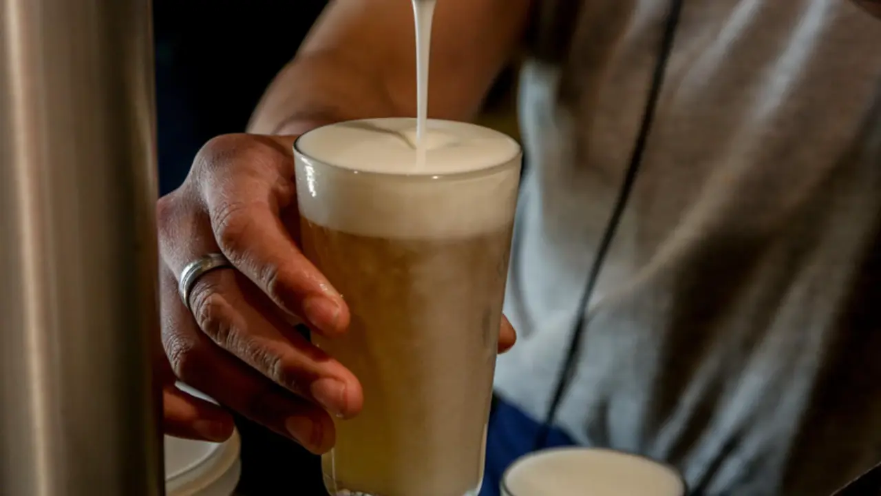 <p> Archivo - Una camarera tira una cerveza - Ricardo Rubio - Europa Press - Archivo </p>