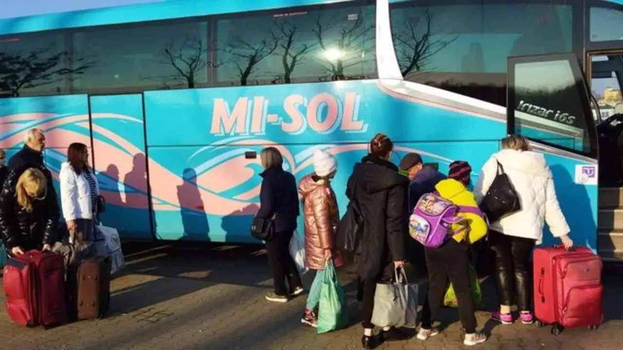 <p> Un autob&uacute;s con familias ucranianas </p>