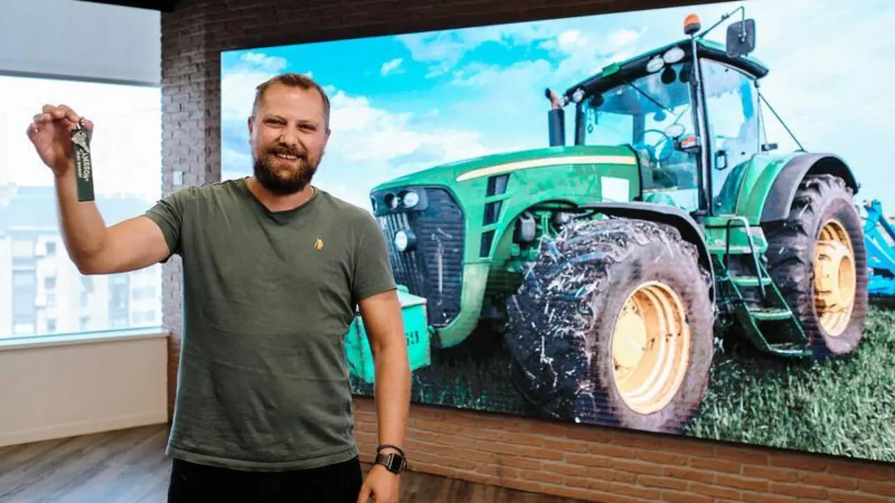 <p> Tom Rhode con las llaves de su nuevo tractor </p>