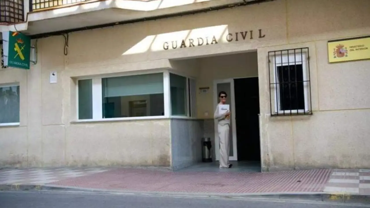 <p> Macarena Olona presentando la denuncia en la Guardia Civil - Vox </p>