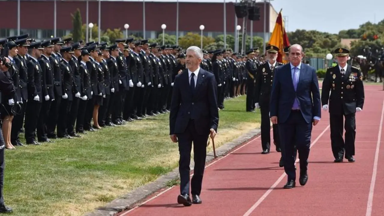 <p> El ministro del Interior, Fernando Grande-Marlaska, en la jura de nuevos polic&iacute;as nacionales en &Aacute;vila </p>