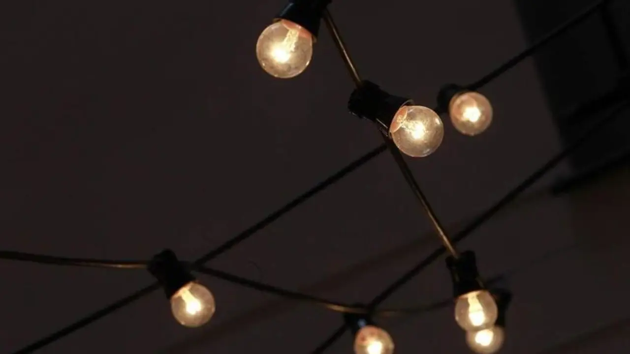 <p> Bombillas encendidas - EUROPA PRESS - Archivo </p>