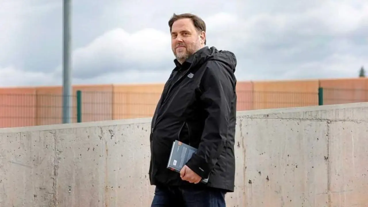 <p> El exvicepresidente de la Generalitat Oriol Junqueras, en una imagen de este martes que ha salido de la c&aacute;rcel para ejercer de docente en la Universidad de Vic. EFE SUSANNA S&Aacute;EZ </p>