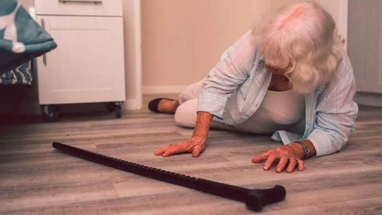 <p> Una persona mayor en el suelo tras una ca&iacute;da </p>