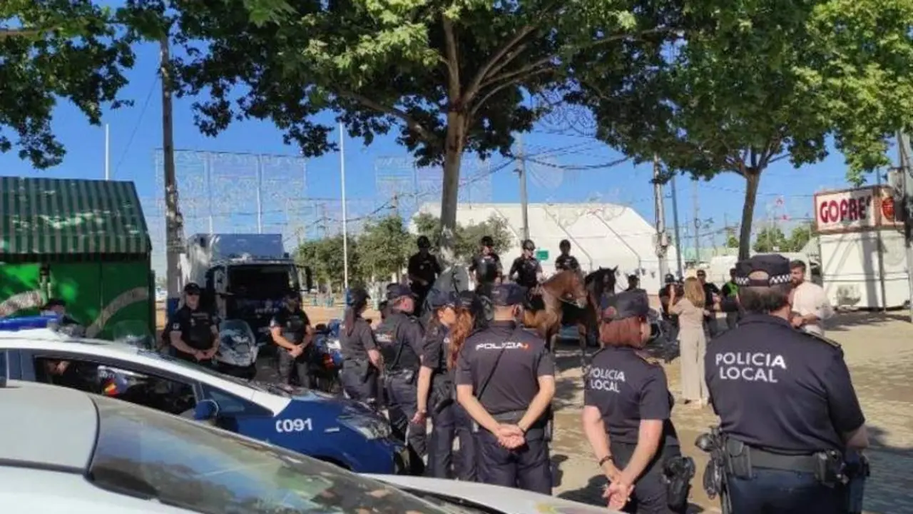 <p> Agentes de la Polic&iacute;a Local y Polic&iacute;a Nacional en la Feria de C&oacute;rdoba - Europa Press </p>