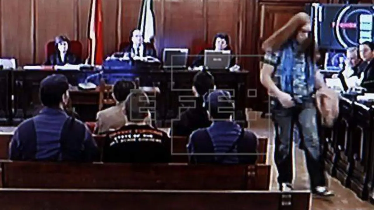 <p> Imagen de archivo del monitor de la sala de prensa de la Audiencia de Sevilla en la que aparece 'El Cuco' (d), tras declarar como testigo en el juicio por la violaci&oacute;n y asesinato de la joven Marta del Castillo. EFE/Archivo </p>