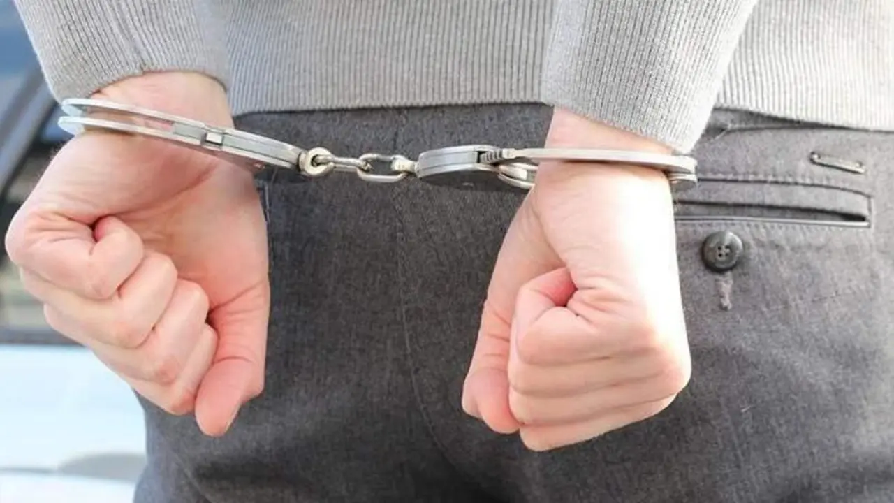 <p> Detenido con esposas - Imagen de archivo </p>