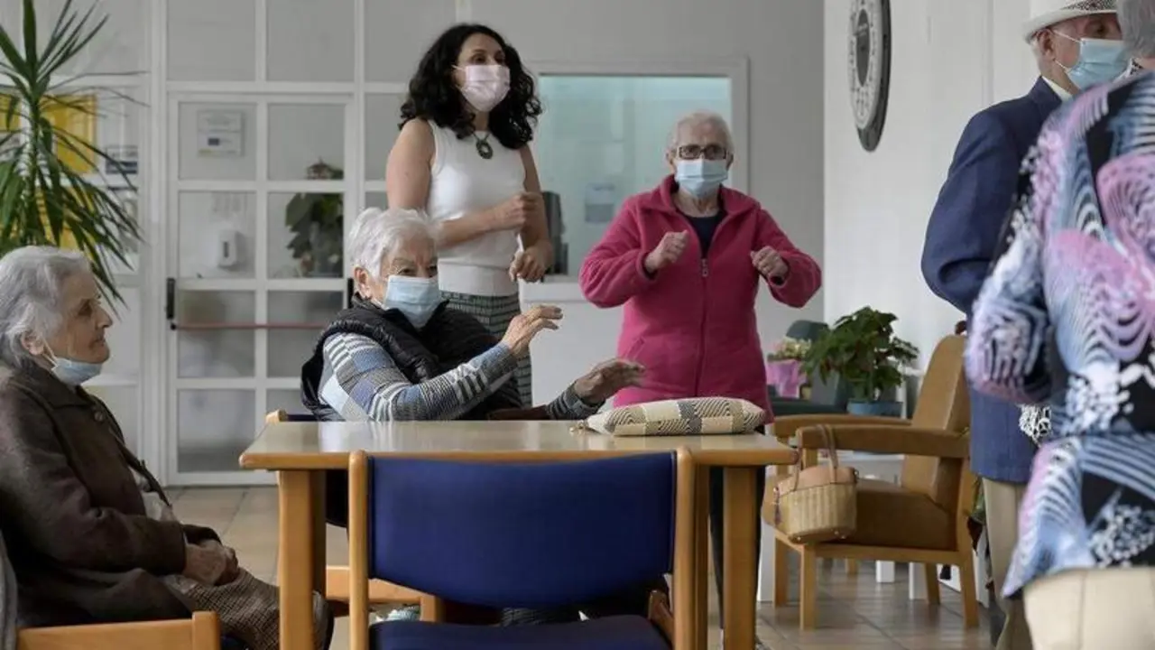 <p> Varios ancianos en una de las salas de una residencia de mayores en una imagen de archivo </p>