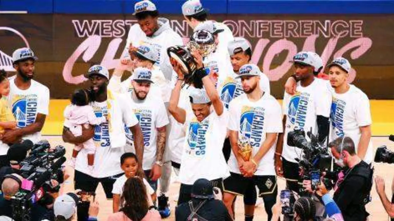 <p> Los Warriors levantando el trofeo de campeones de la Conferencia Oeste </p>