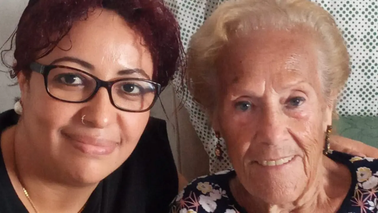 <p> Mujer migrante junto a una se&ntilde;ora </p>