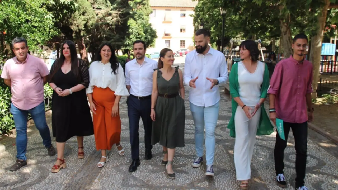 <p> El ministro de Consumo y coordinador general de Izquierda Unida, Alberto Garz&oacute;n, antes de intervenir en un acto de precampa&ntilde;a en Granada. - POR ANDALUC&Iacute;A GRANADA </p>